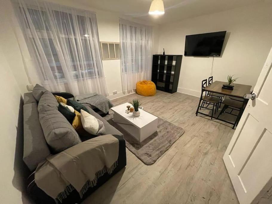 Beautiful 2 Bedroom On Tower Bridge ลอนดอน ภายนอก รูปภาพ